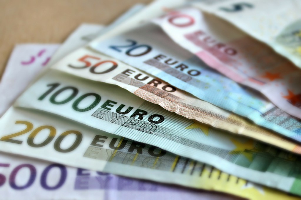 banconote euro fondi finanziamenti agevolati alle imprese prestito Pagamenti dalla Pa